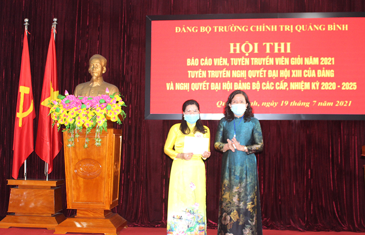 Đồng chí Nguyễn Thị Minh, Bí thư Đảng bộ Trường Chính trị tỉnh trao giải cho thí sinh đạt giải nhất..