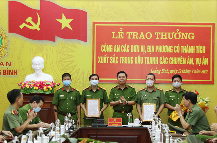 Đại tá Nguyễn Tiến Hoàng Anh, Phó Giám đốc Công an tỉnh trao quyết định thưởng của Bộ Công an cho Công an TP. Đồng Hới và Phòng PA06.