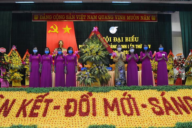 Đại diện Hội LHPN tỉnh tặng hoa chúc mừng Đại hội.