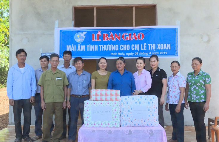 Hội LHPN huyện Lệ Thủy bàn giao nhà mái ấm tình thương cho hội viên có hoàn cảnh khó khăn