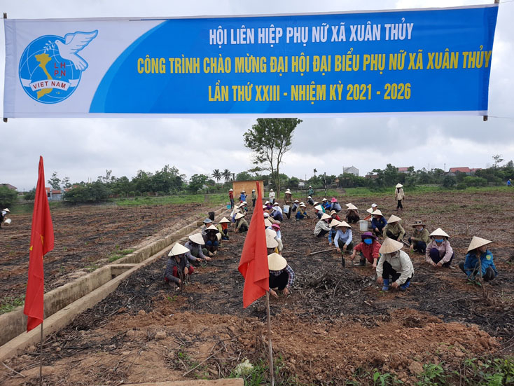 Hội viên phụ nữ xã Xuân Thủy trồng cây gây quỹ