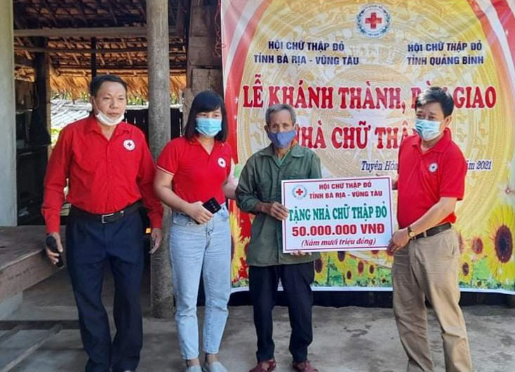 Hội CTĐ tỉnh kết nối với Hội CTĐ tỉnh Bà Rịa-Vũng Tàu trao Nhà CTĐ cho ông Mai Văn Lưu ở xã Đồng Hoá (Tuyên Hóa).