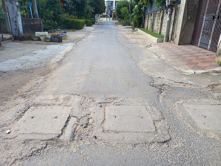 Đường Hàn Thuyên (TDP 2, phường Bắc Lý) bị cày nát do dự án vệ sinh môi trường.
