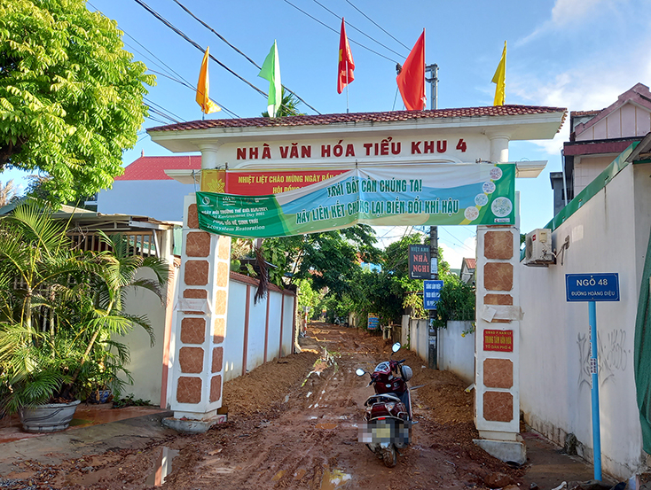 Ngõ 48, đường Hoàng Diệu (phường Nam Lý) lầy lội do san gạt mặt bằng chuẩn bị thi công.
