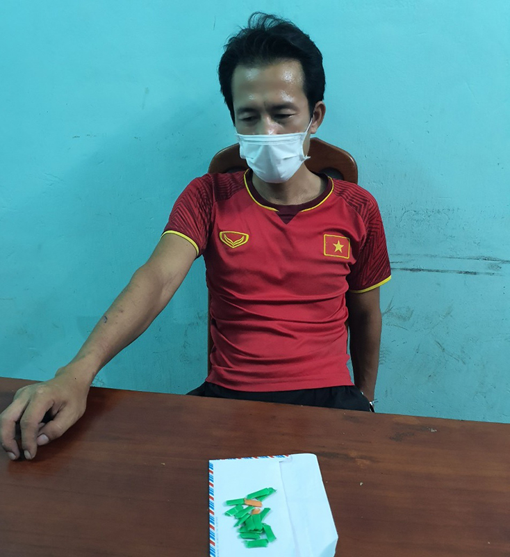 Đối tượng Hoàng Ngọc Cảnh cùng tang vật.