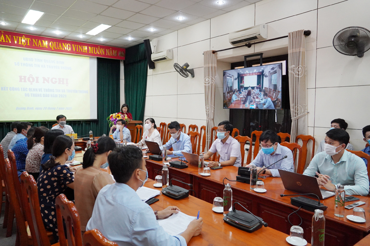 Các đại biểu dự hội nghị tại điểm cầu Sở Thông tin và Truyền thông.