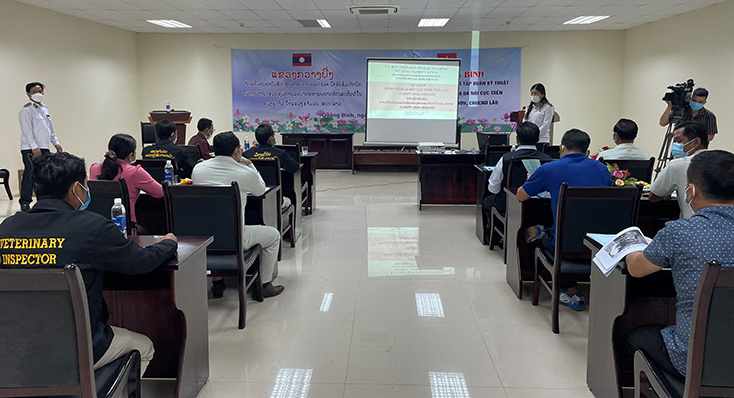 Chi cục Chăn nuôi và Thý y tập huấn kỹ thuật phòng, chống bệnh VDNC cho cán bộ thú y tỉnh Khăm Muộn.