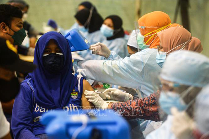 Tiêm vaccine ngừa COVID-19 tại Tangerang, Indonesia, ngày 17-7-2021. Ảnh: THX/TTXVN