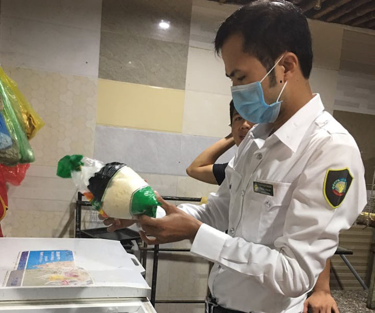 Cán bộ y tế Chi cục An toàn vệ sinh thực phẩm tăng cường hoạt động lấy mẫu, xét nghiệm thực phẩm tại cơ sở sản xuất, kinh doanh thực phẩm.