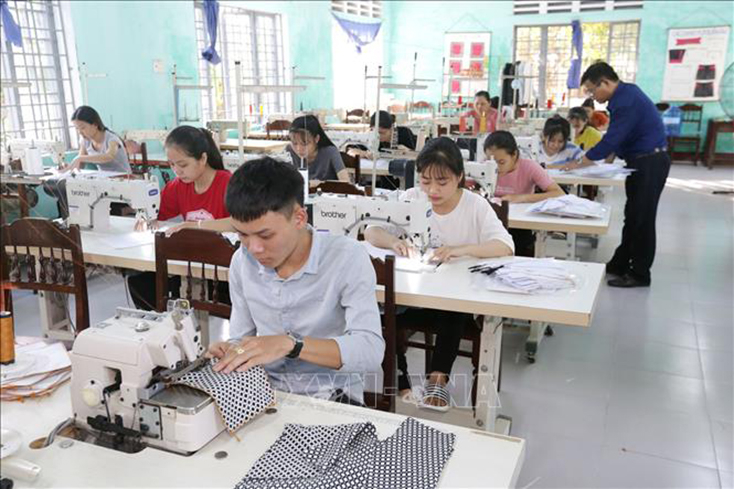 Đào tạo nghề may (nghề phi nông nghiệp) cho lao động nông thôn tại Trung tâm Giáo dục nghề nghiệp – Giáo dục thường xuyên thị xã Hương Trà, tỉnh Thừa Thiên Huế. Ảnh minh họa: Anh Tuấn/TTXVN