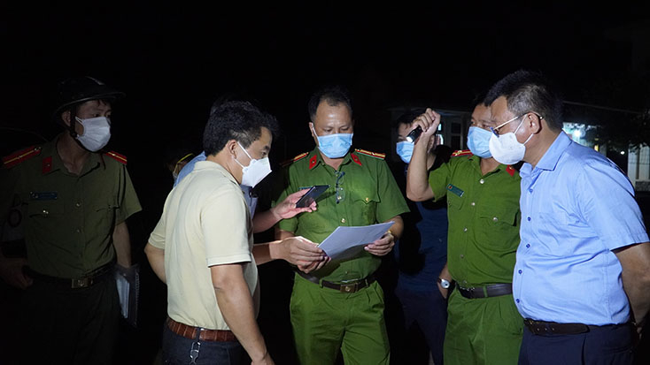 Các lực lượng chức năng phối hợp triển khai nhiều hoạt động truy vết, xét nghiệm ngày trong đêm 20-7