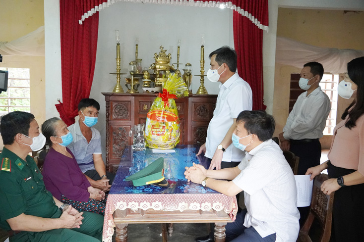 Đồng chí Chủ tịch UBND tỉnh Trần Thắng bày tỏ sự tri ân sâu sắc của Đảng, Nhà nước trước sự cống hiến, hy sinh lớn lao của gia đình bà Đào Thị Thương-vợ liệt sỹ  vì nền độc lập, tự do của dân tộc.