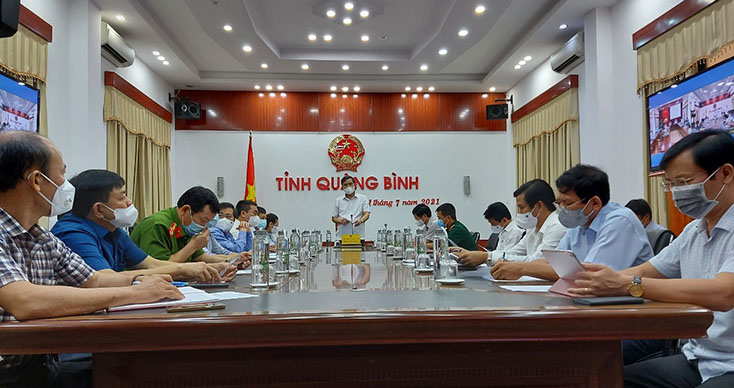 Đồng chí Chủ tịch UBND tỉnh phát biểu chỉ đạo cuộc họp