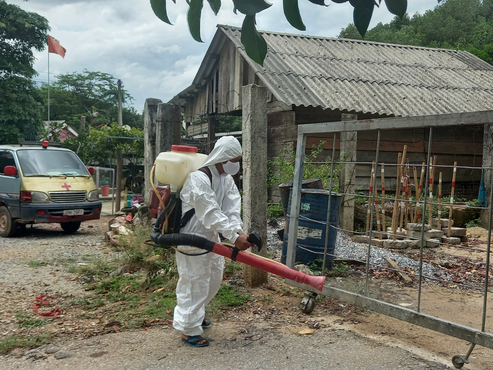 Phun tiêu độc, khử trùng ở bản Bãi Dinh, xã Dân Hóa.