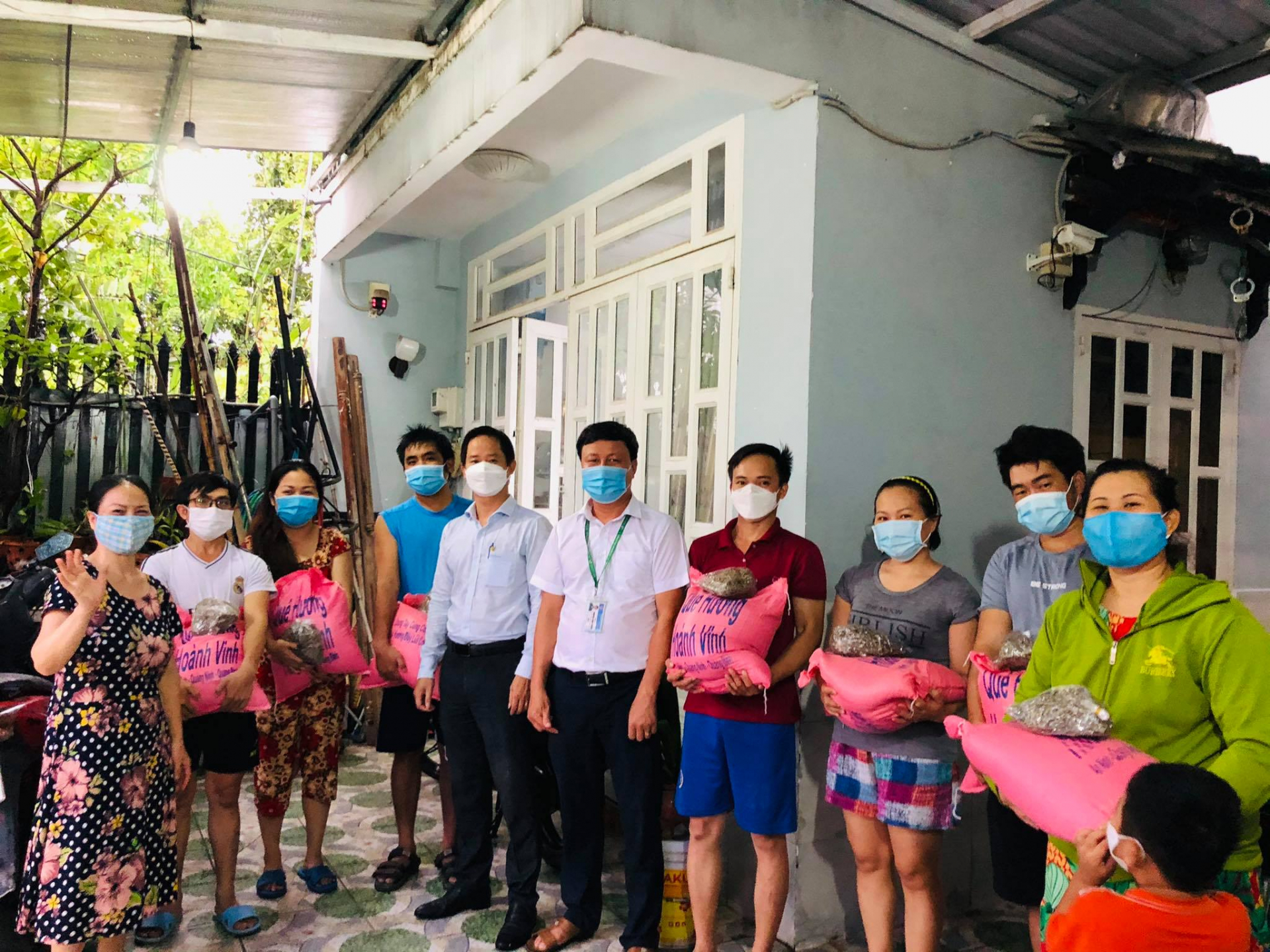 Hội đồng hương Quảng Bình tại T.P Hồ Chí Minh trao quà của quê hương cho bà con lao động tại T.P Hồ Chí Minh
