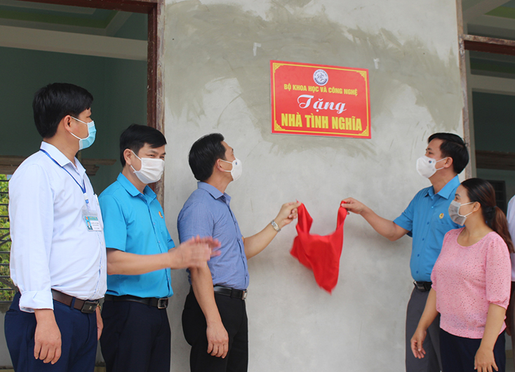 Đại diện lãnh đạo LĐLĐ tỉnh và Sở KHCN gắn biển trao nhà tình nghĩa cho gia đình bà Nguyễn Thị Thủy (xã Hoa Thủy, huyện Lệ Thủy).