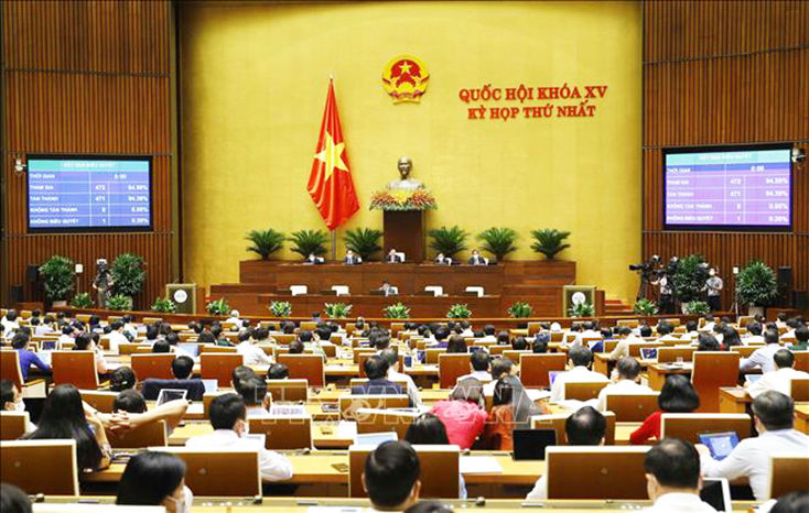 Đại biểu biểu quyết thông qua các nghị quyết bầu các Chủ nhiệm Ủy ban của Quốc hội, Tổng Kiểm toán nhà nước bằng hệ thống biểu quyết điện tử, sáng 21-7. Ảnh: Doãn Tấn/TTXVN