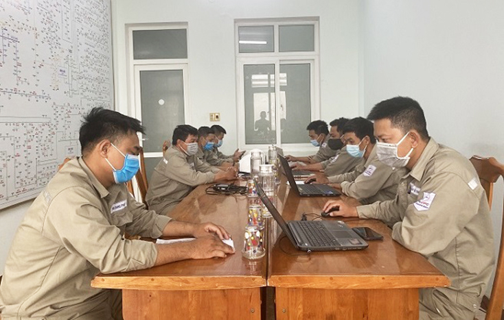 Các thành viên Đội Hotline 2 đã hoàn thành phần thi trắc nghiệm an toàn và lý thuyết chuyên ngành.