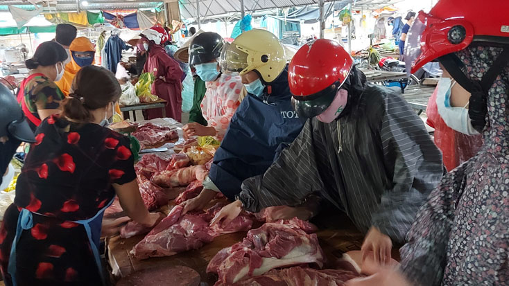 Tại siêu thị CO.opmart, người dân tập trung mua sắm đông gấp 3 ngày thường trong những ngày gần đây.