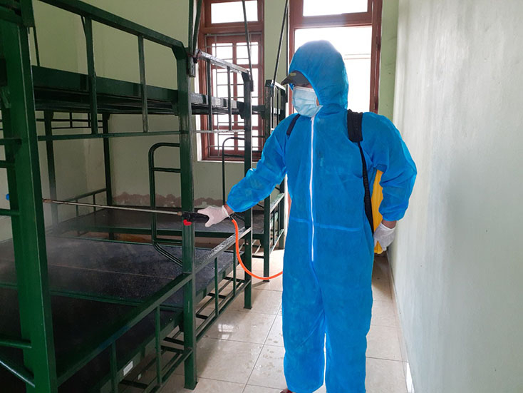 Khu cách ly Trường quân sự (cũ) thường xuyên khử khuẩn nhằm bảo đảm an toàn cho công tác cách ly y tế tập trung. 