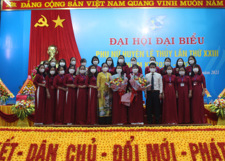 Đại diện lãnh đạo Hội LHPN tỉnh và huyện Lệ Thủy tặng hoa chúc mừng Ban Chấp hành Hội LHPN huyện Lệ Thủy nhiệm kỳ 2021-2026.