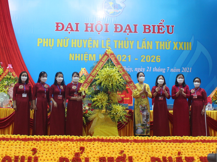 Lãnh đạo Hội LHPN tỉnh tặng hoa chúc mừng Đại hội đại biểu Phụ nữ huyện Lệ Thủy.