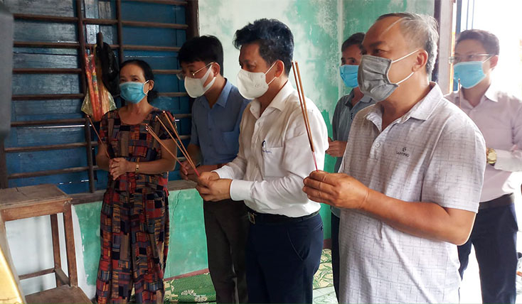 Đồng chí Lê Văn Bảo, Trưởng ban Dân vận Tỉnh ủy cùng đoàn thắp hương cho liệt sĩ Nguyễn Hảo