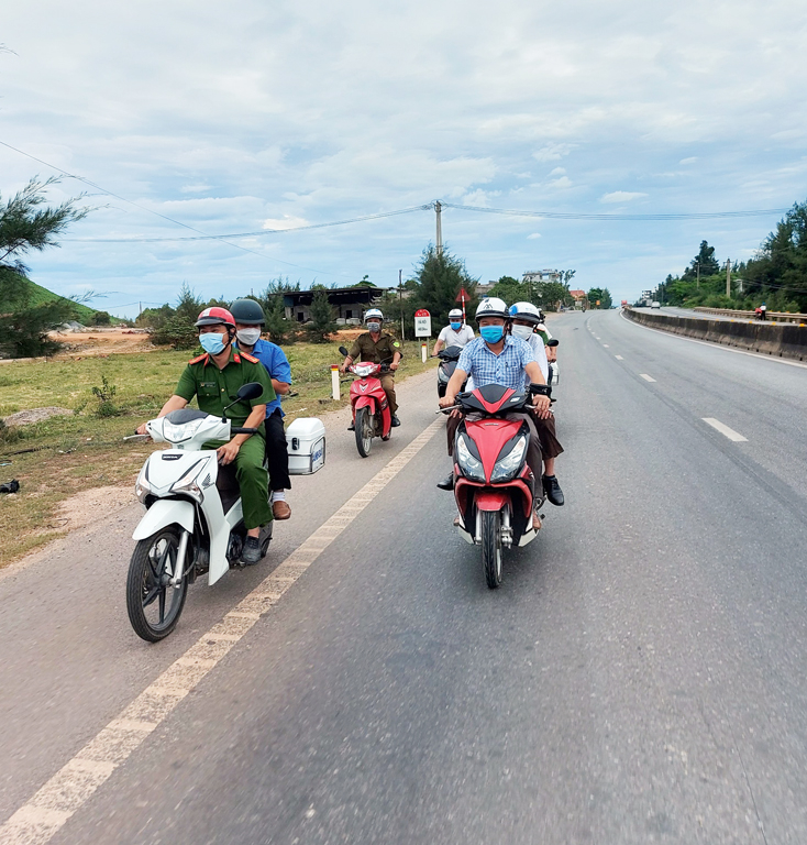 Đoàn kiểm tra liên ngành của huyện Bố Trạch tuần tra rà soát lập chốt chặn các ngã đường trọng yếu trên toàn địa bàn huyện.