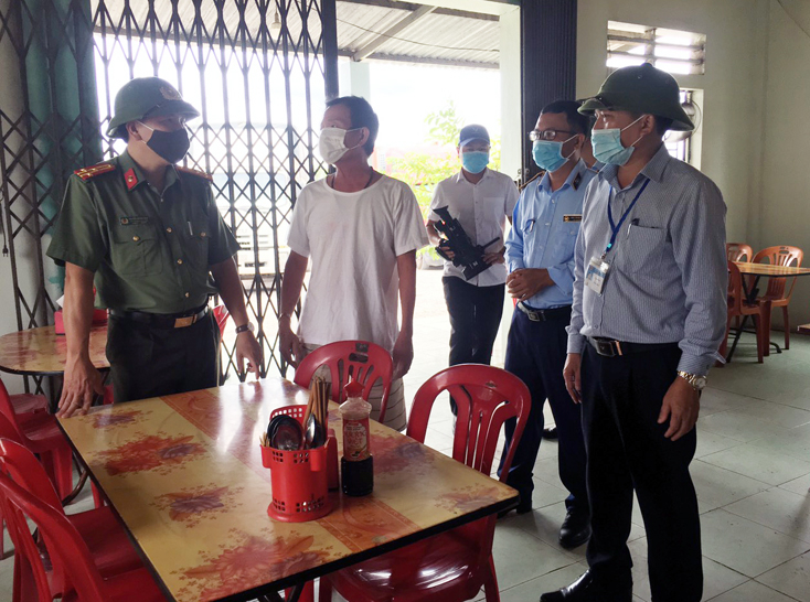 Đoàn kiểm tra liên ngành của huyện Bố Trạch kiểm tra các điểm buôn bán, dịch vụ kinh doanh, chợ, nhà hàng, khách sạn.