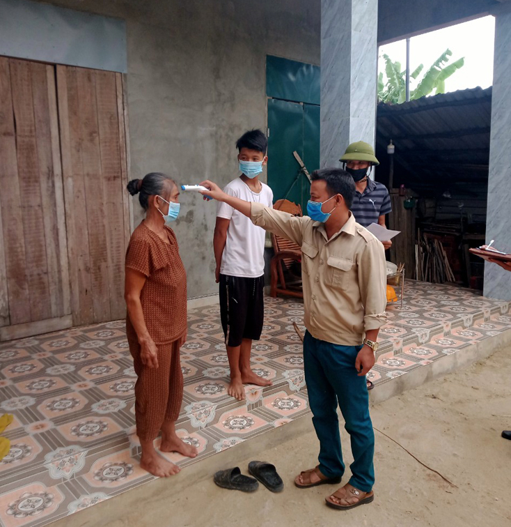 Thăm khám sức khỏe tại nhà cho người dân.