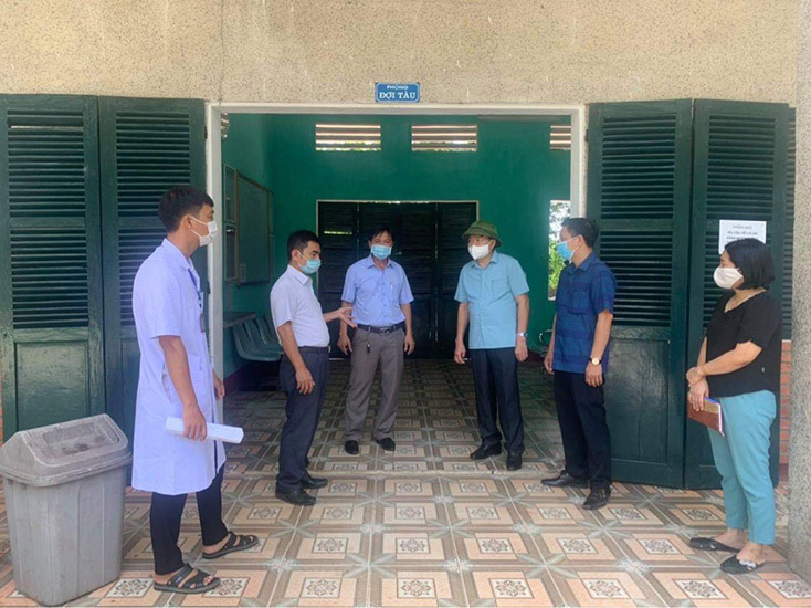 Lãnh đạo Thị xã Ba đồn thường xuyên đi kiểm tra công tác phòng chống dịch tại đầu mối giao thông trên địa bàn.  