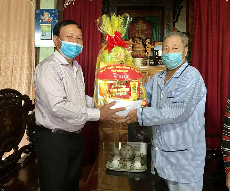 Đồng chí Phó Bí thư Thường trực Tỉnh ủy Trần Hải Châu tặng quà thương binh Nguyễn Tấn Bắc.