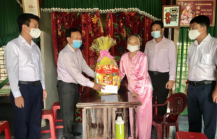 Đồng chí Phó Bí thư Thường trực Tỉnh ủy Trần Hải Châu và các thành viên đoàn công tác tặng quà mẹ VNAH Nguyễn Thị Can.