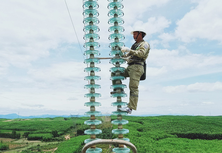 Công nhân Truyền tải điện Quảng Bình đang vệ sinh sứ cách điện.
