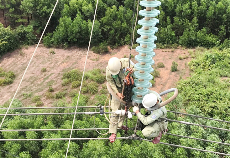 Công nhân đang Truyền tải điện Quảng Bình thay sứ cách điện bị vỡ.