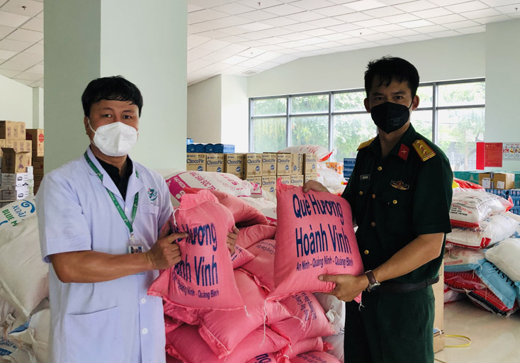 Bà con thôn Hoành Vinh (xã An Ninh, huyện Quảng Ninh) gửi hơn 2 tấn lương thực gồm gạo, bí xanh, bí đỏ và cá khô là sản phẩm quê hương đến phòng khám tiền phương Bệnh viện Quân y 175. Ảnh: PHONG ĐIỀN