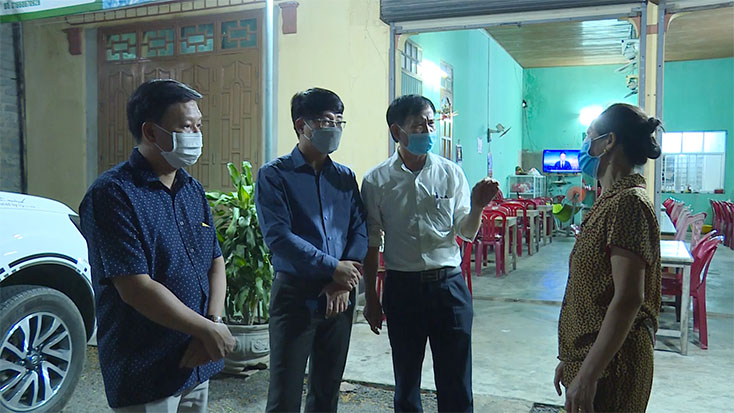 Đoàn liên ngành tuyên truyền công tác phòng dịch cho các hộ kinh doanh ăn uống dọc tuyến đường quốc lộ 1A