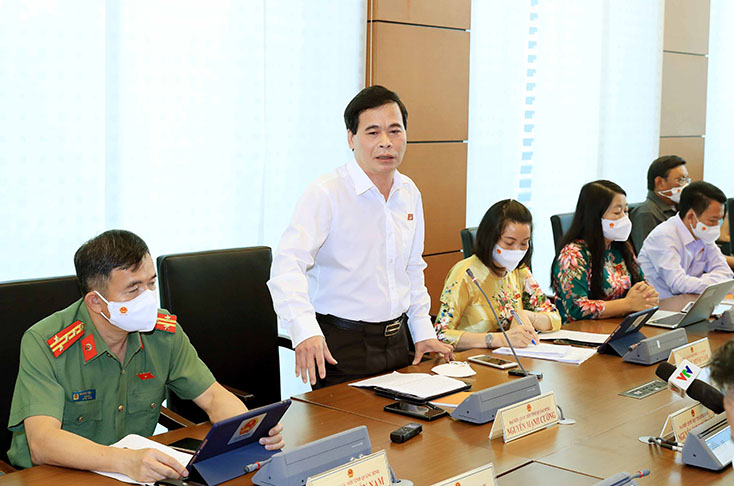 Đại biểu Nguyễn Mạnh Cường phát biểu tại buổi thảo luận ở tổ.