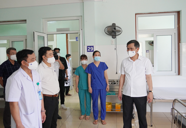 Đồng chí Chủ tịch UBND tỉnh Trần Thắng kiểm tra cơ sở vật chất của Bệnh viện dã chiến tỉnh.