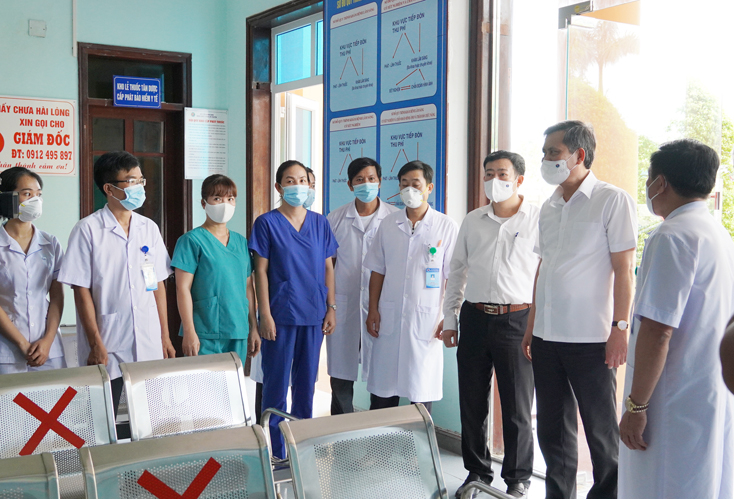Đồng chí Chủ tịch UBND tỉnh Trần Thắng động viên đội ngũ cán bộ, y bác sỹ Bệnh viện dã chiến tỉnh khắc phục khó khăn, hoàn thành tốt nhiệm vụ.