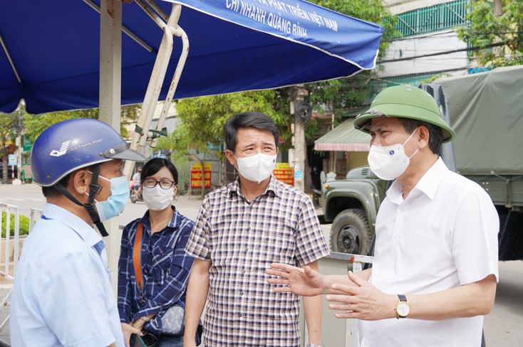 Đồng chí Chủ tịch UBND tỉnh Trần Thắng kiểm tra công tác phòng, chống Covid-19 tại một chốt kiểm soát khu vực phong tỏa thuộc phường Nam Lý, TP. Đồng Hới.