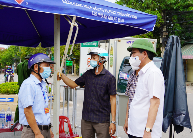 Đồng chí Chủ tịch UBND tỉnh Trần Thắng kiểm tra công tác phòng, chống Covid-19 tại một chốt kiểm soát khu vực phong tỏa thuộc phường Nam Lý, TP. Đồng Hới.