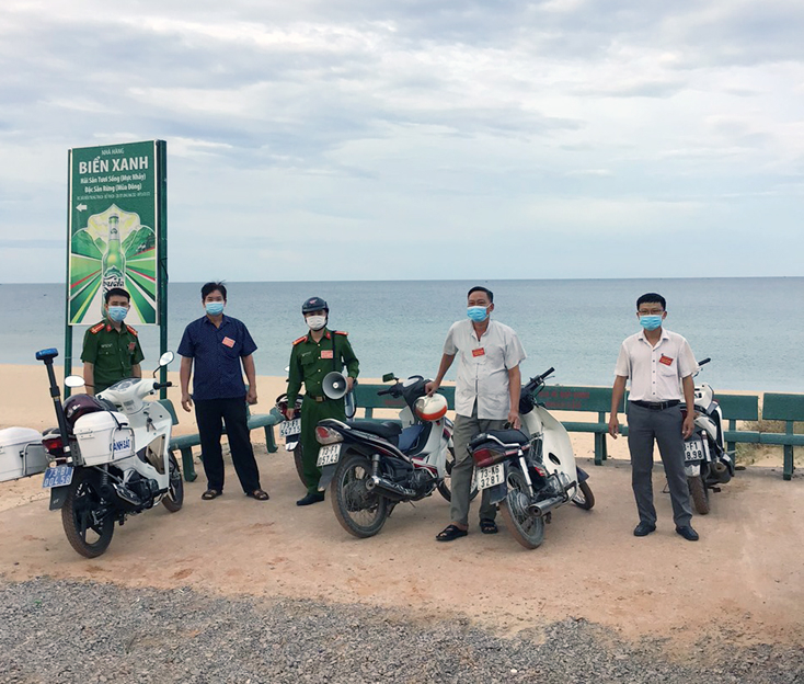 Đoàn kiểm tra liên ngành của huyện Bố Trạch trực tuần tra, kiểm tra rà soát các điểm có nguy cơ tập trung đông người, như: chợ, nhà hàng, khách sạn, bãi biển..