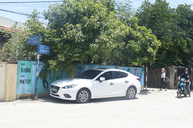 Một hộ dân ở phường Bắc Lý (TP. Đồng Hới) đồng ý để tổ dân phố vẽ tranh tuyên truyền về phòng chống ma túy lên tường rào nhà mình.