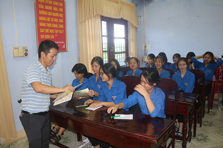 Cán bộ Sở Tư pháp cấp phát tài liệu tuyên truyền pháp luật tại phường Đồng Sơn, TP. Đồng Hới.