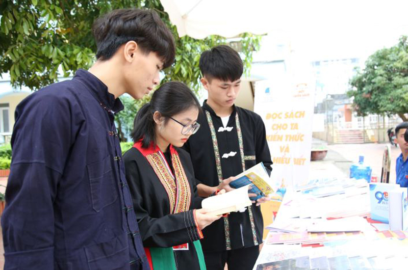 Đọc sách nâng cao kiến thức là hoạt động đang được nhiều bạn trẻ quan tâm.