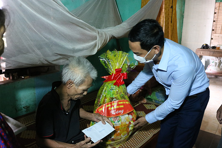 Đoàn đến thăm thương binh Phan Huy Khánh (SN 1953), TDP Tiền Phong, phương Quảng Long. 