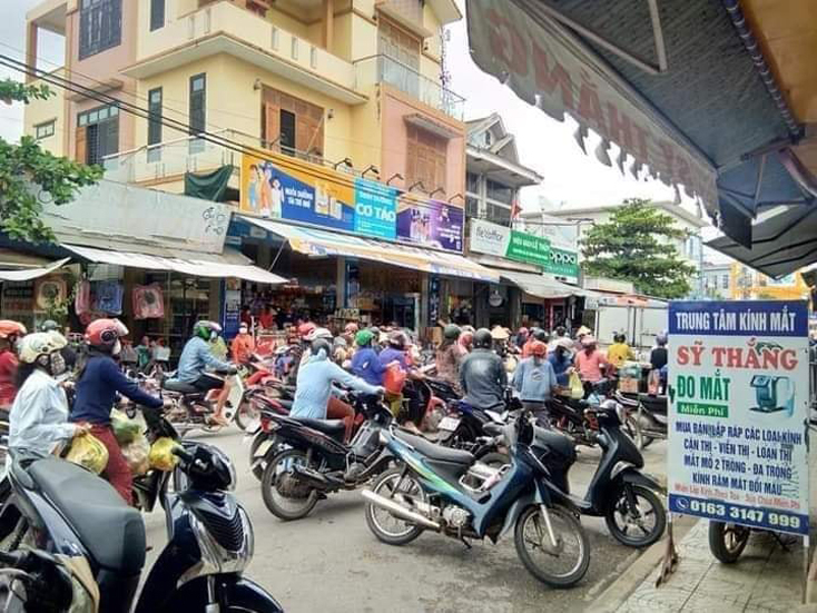Người dân huyện Lệ Thủy tập trung đông đúc đến các cửa hàng tạp hóa để mua hàng