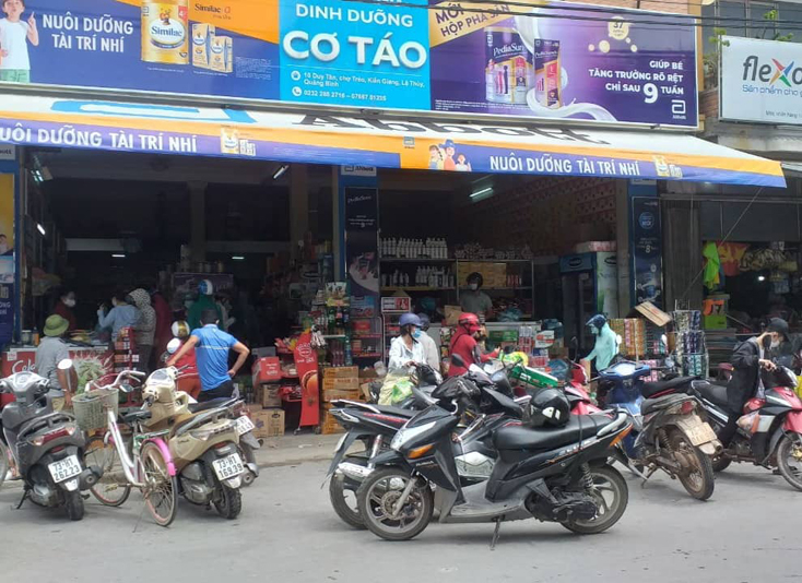 Việc tụ tập đông người tại các chợ, cửa hàng tạp hóa sẽ có nguy cơ mất an toàn trong phòng chống dịch bệnh Covid-19