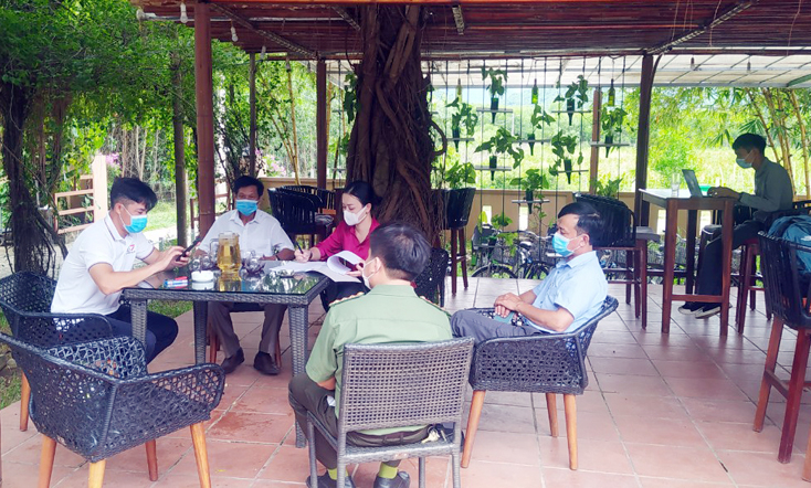 Bố Trạch đã tạm đình chỉ hoạt động các cơ sở kinh doanh dịch vụ không thiết yếu trên địa bàn, như: quán bar, các tụ điểm vui chơi, giải trí, nhà hàng ăn uống…